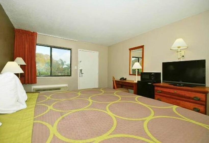 فندق Super 8 By Wyndham Fort Myers