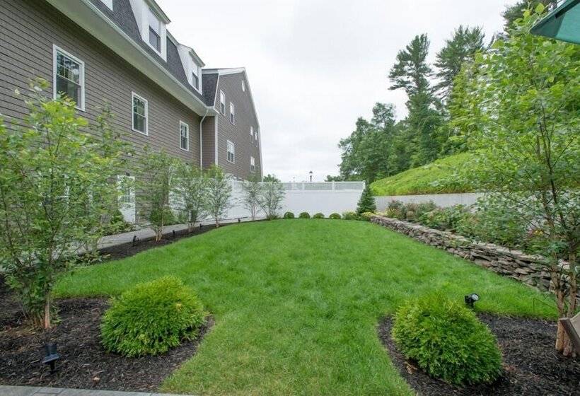 هتل The Grand At Bedford Village Inn