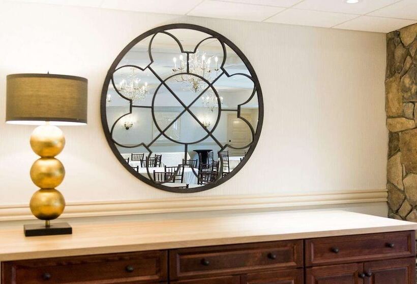 هتل The Grand At Bedford Village Inn