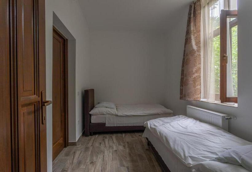 مبيت وإفطار Pavilon Panzió étterem és Pizzéria