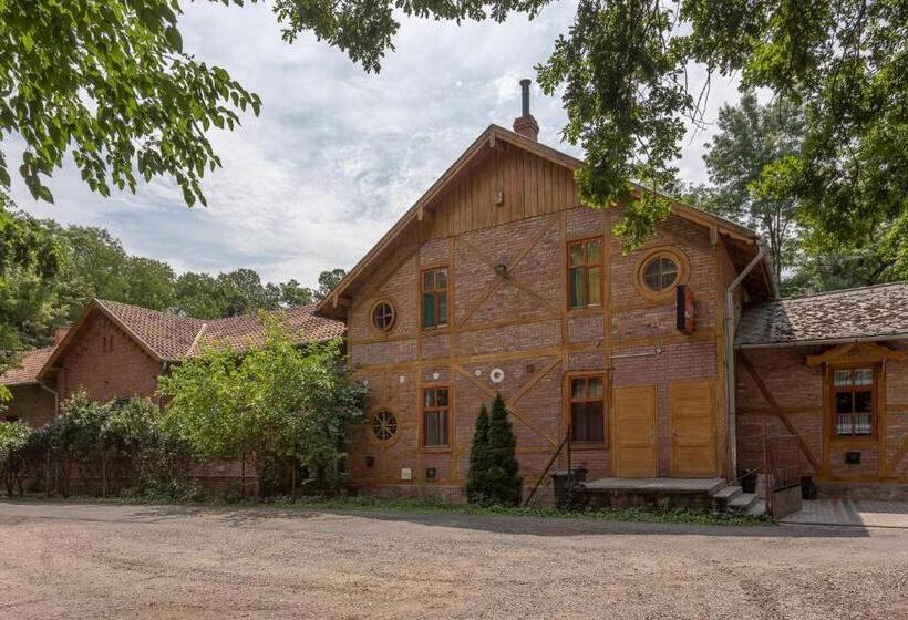 مبيت وإفطار Pavilon Panzió étterem és Pizzéria