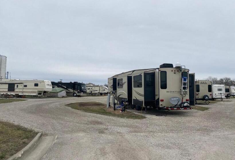 Garnett Hotel & Rv Park