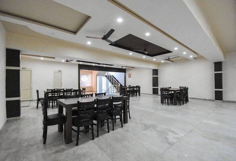 בית מלון כפרי Oyo 48899  V Seven