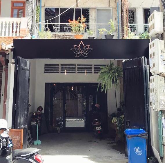پانسیون Sacred Lotus   Vegan Café X Hostel