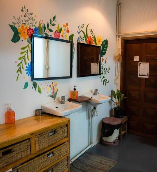 پانسیون Sacred Lotus   Vegan Café X Hostel