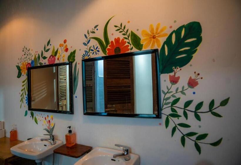 پانسیون Sacred Lotus   Vegan Café X Hostel