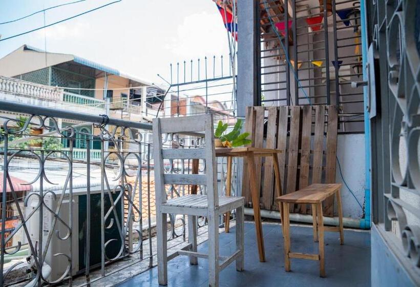 پانسیون Sacred Lotus   Vegan Café X Hostel