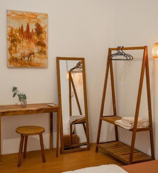 پانسیون Sacred Lotus   Vegan Café X Hostel