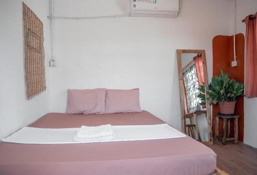 פנסיון Sacred Lotus   Vegan Café X Hostel