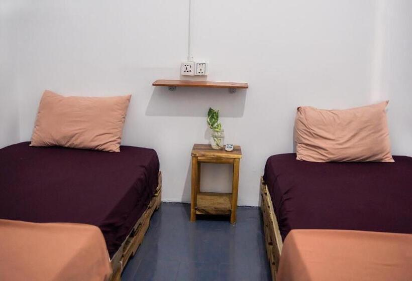 פנסיון Sacred Lotus   Vegan Café X Hostel