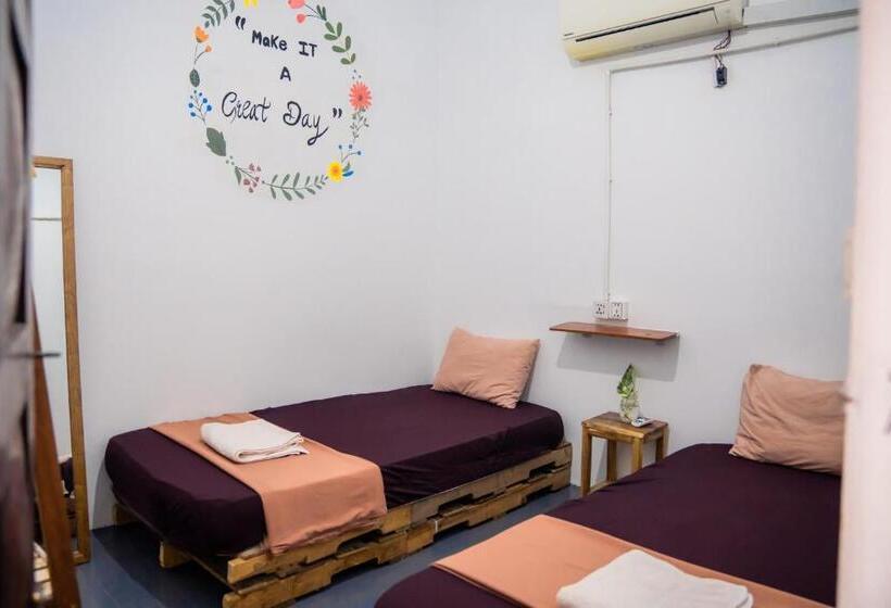 پانسیون Sacred Lotus   Vegan Café X Hostel