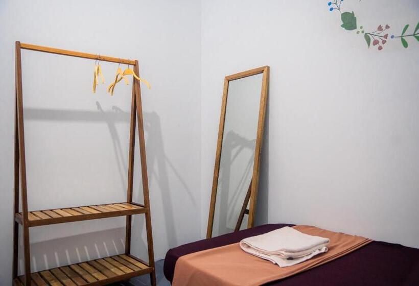 پانسیون Sacred Lotus   Vegan Café X Hostel