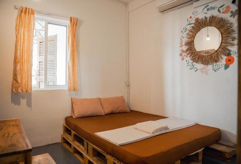 پانسیون Sacred Lotus   Vegan Café X Hostel