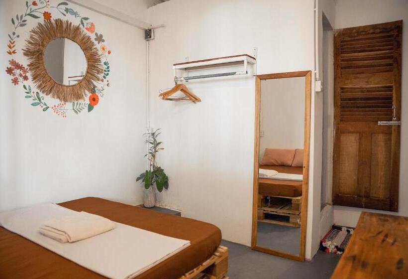 پانسیون Sacred Lotus   Vegan Café X Hostel