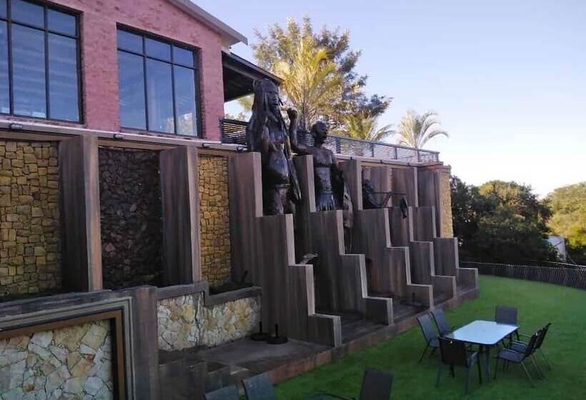 Kings Hotel And Gallery