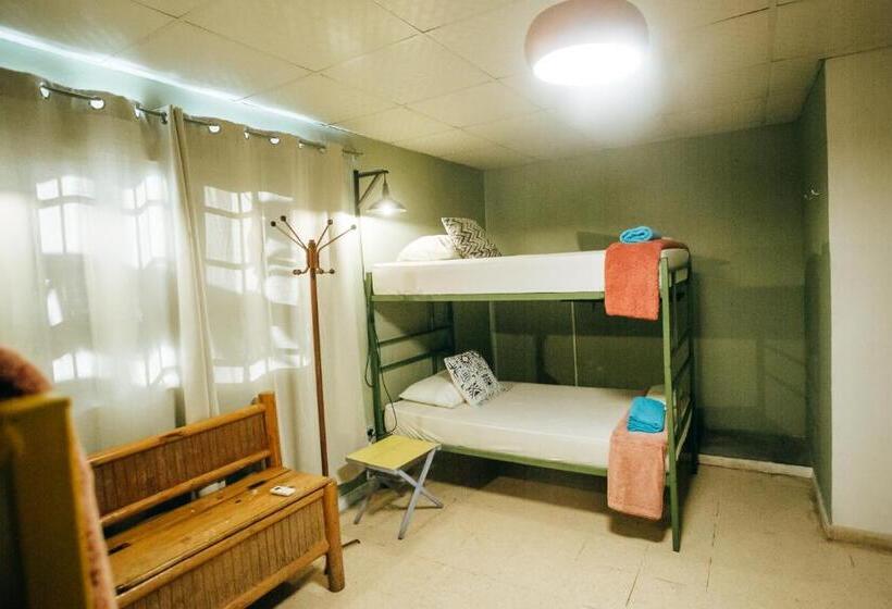 بنسيون Hostal & Café Travelers