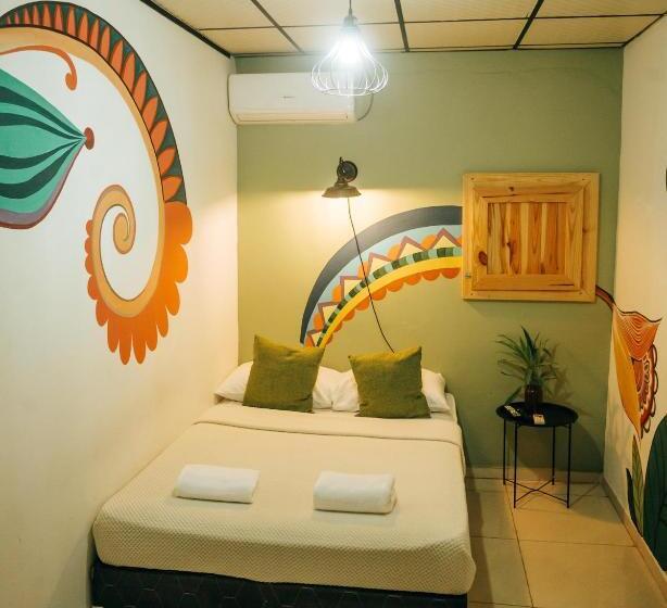 بنسيون Hostal & Café Travelers