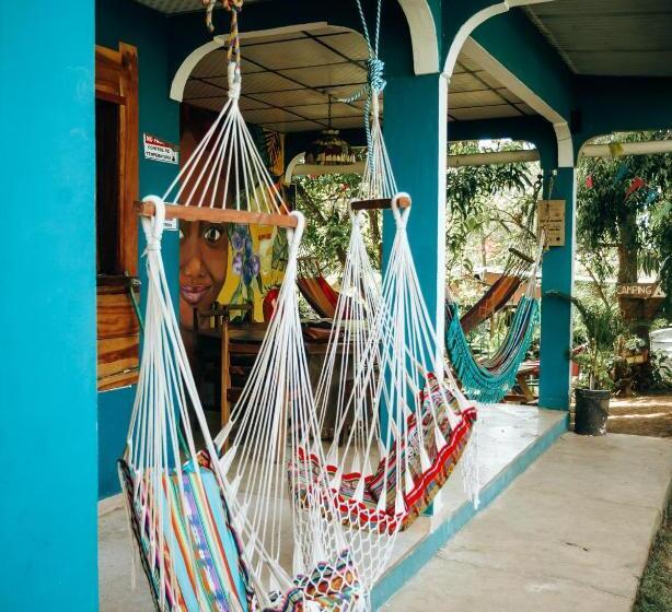 بنسيون Hostal & Café Travelers
