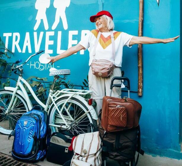 بنسيون Hostal & Café Travelers