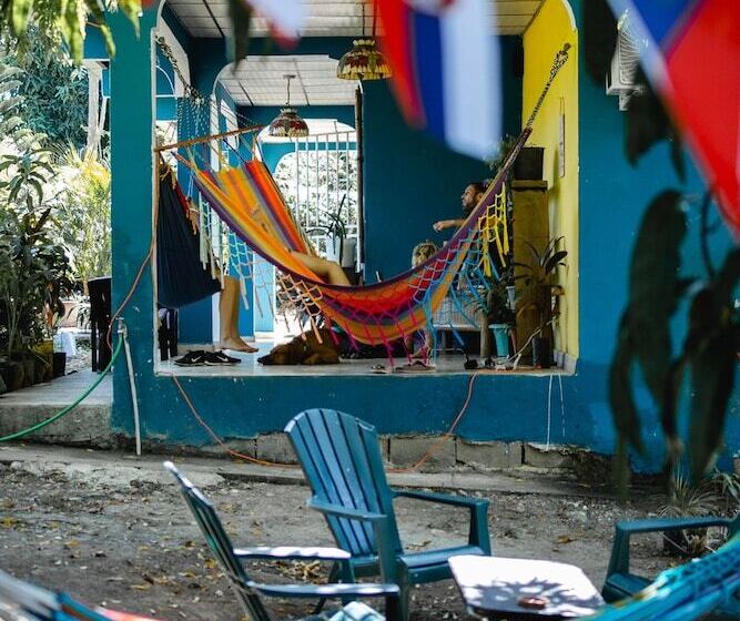 بنسيون Hostal & Café Travelers