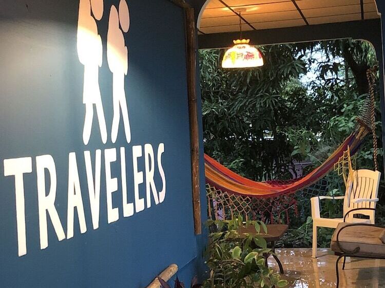 بنسيون Hostal & Café Travelers