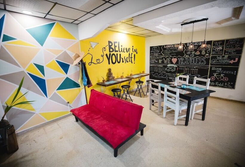 بنسيون Hostal & Café Travelers