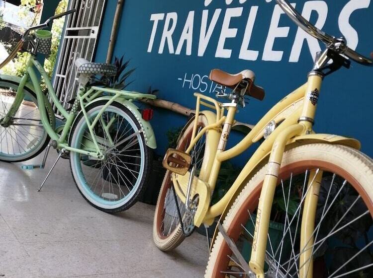 بنسيون Hostal & Café Travelers