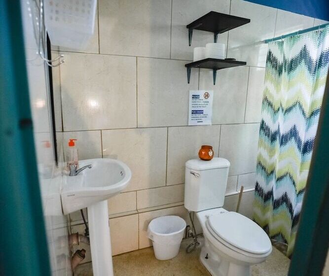 بنسيون Hostal & Café Travelers