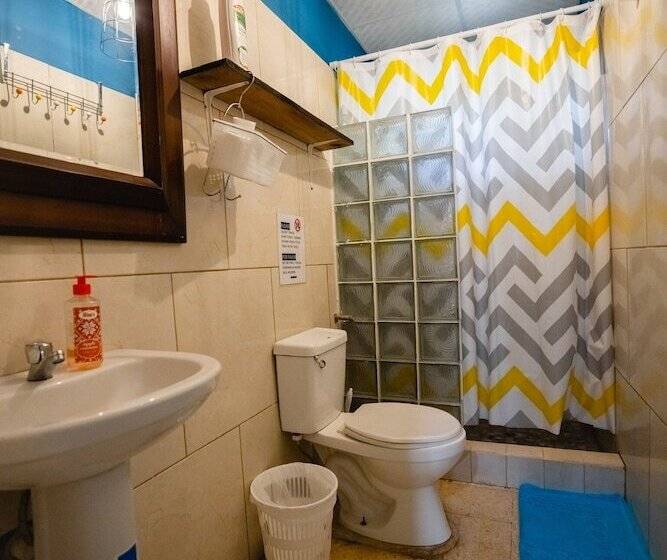 بنسيون Hostal & Café Travelers