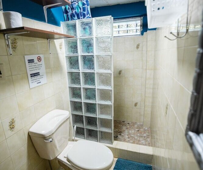 بنسيون Hostal & Café Travelers