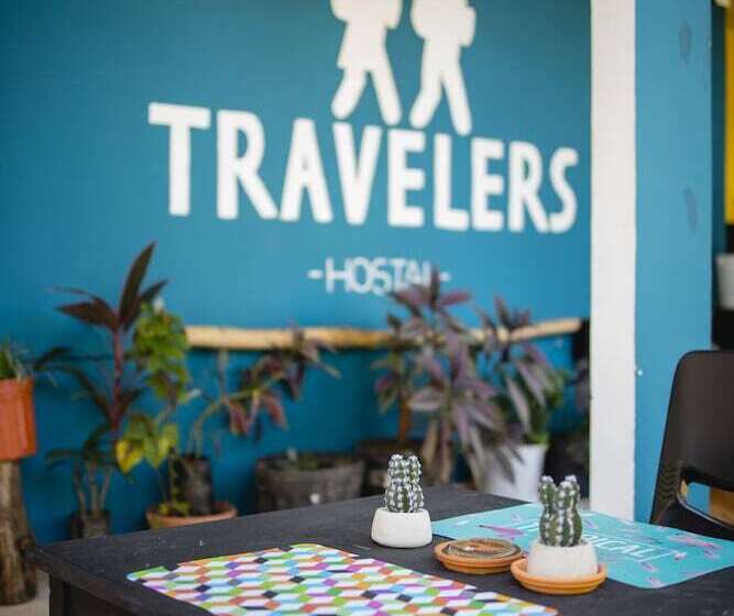 بنسيون Hostal & Café Travelers
