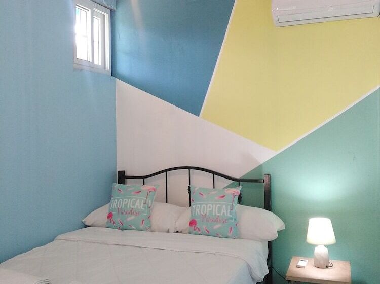 بنسيون Hostal & Café Travelers