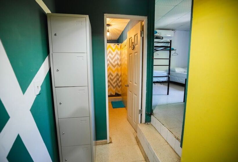 بنسيون Hostal & Café Travelers