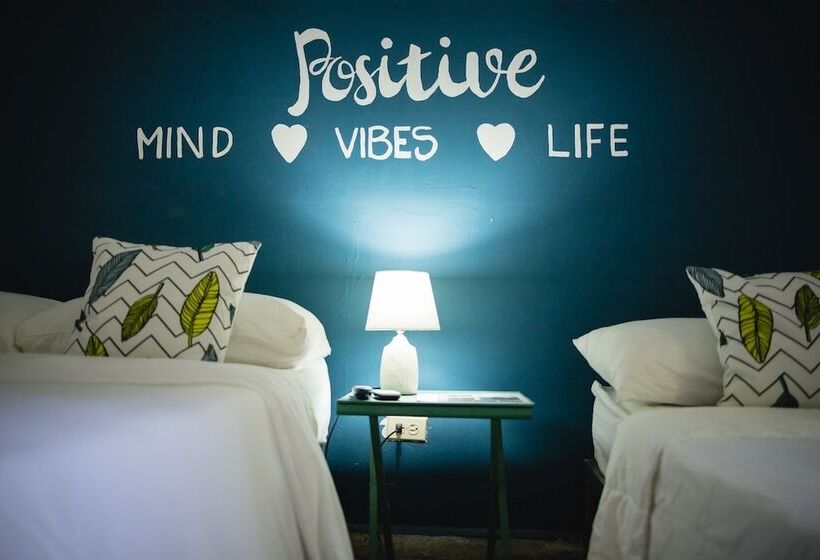 بنسيون Hostal & Café Travelers