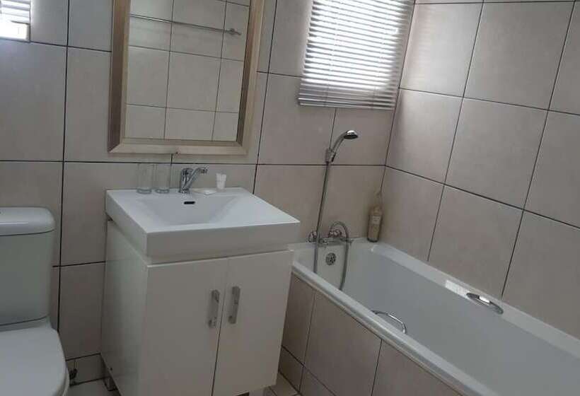 Пансион Luxury Heights Guesthouse  Pool Under Renovation