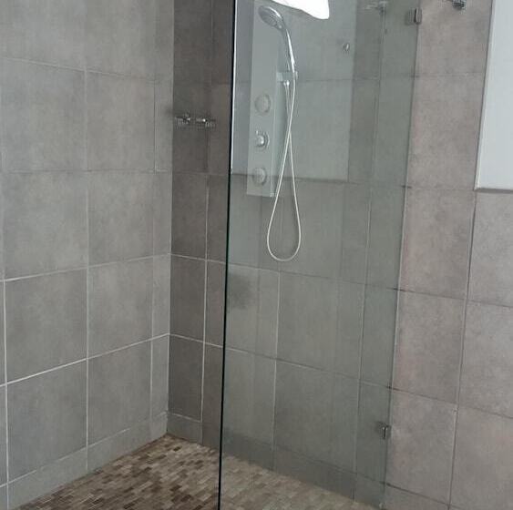 Пансион Luxury Heights Guesthouse  Pool Under Renovation