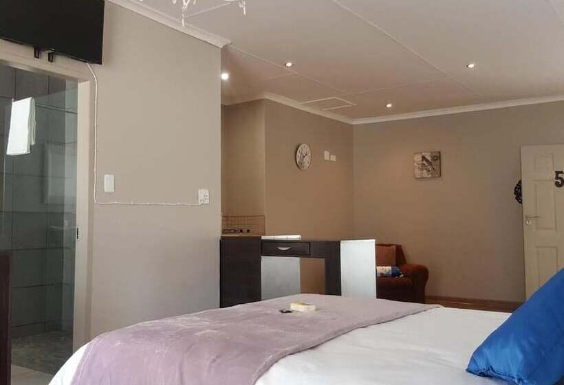 Пансион Luxury Heights Guesthouse  Pool Under Renovation