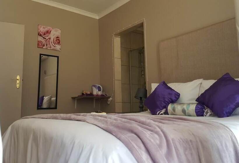 Пансион Luxury Heights Guesthouse  Pool Under Renovation