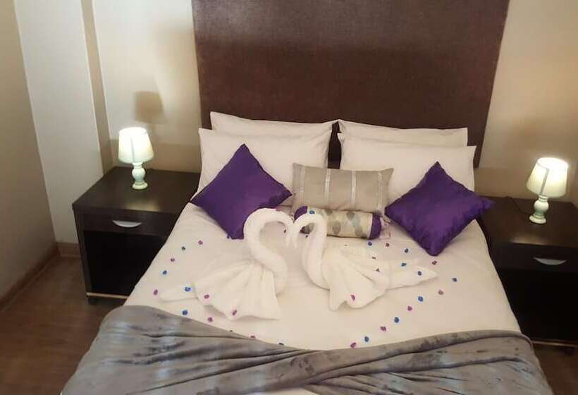 Пансион Luxury Heights Guesthouse  Pool Under Renovation