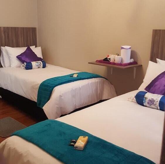 Пансион Luxury Heights Guesthouse  Pool Under Renovation