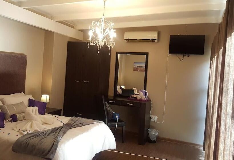 Пансион Luxury Heights Guesthouse  Pool Under Renovation