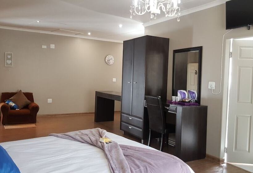 Пансион Luxury Heights Guesthouse  Pool Under Renovation