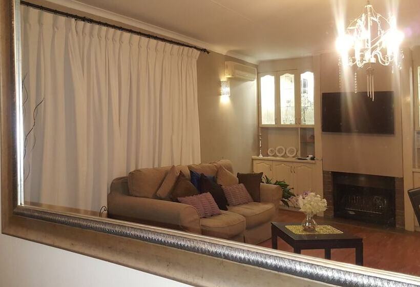 Пансион Luxury Heights Guesthouse  Pool Under Renovation