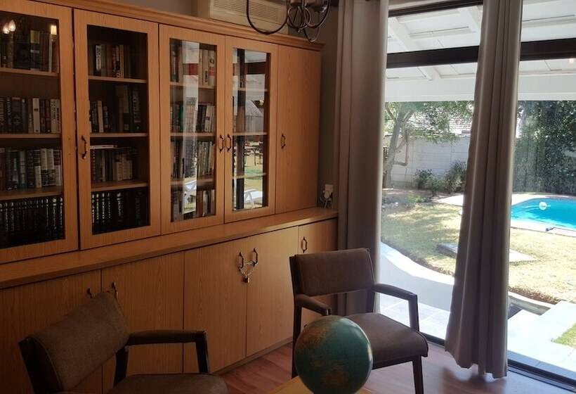 Пансион Luxury Heights Guesthouse  Pool Under Renovation