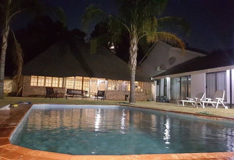 Пансион Luxury Heights Guesthouse  Pool Under Renovation