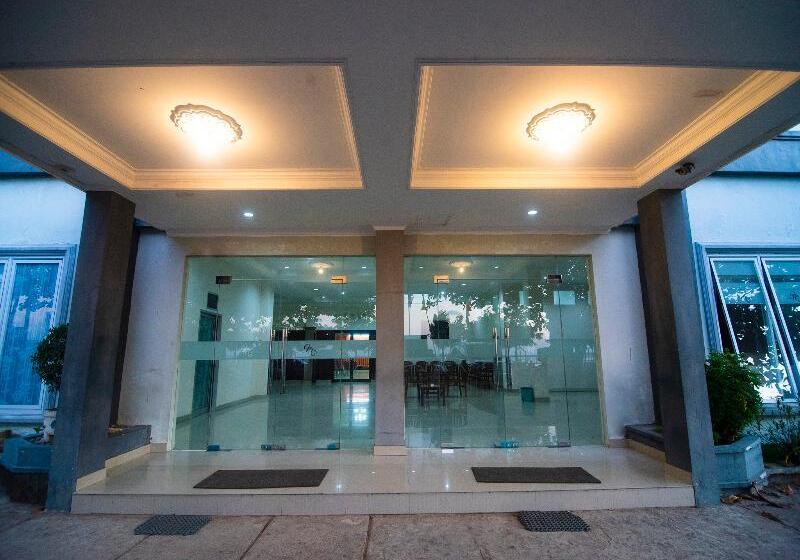 Collection O 1401 Hotel Mayanearketapang Satu Beach