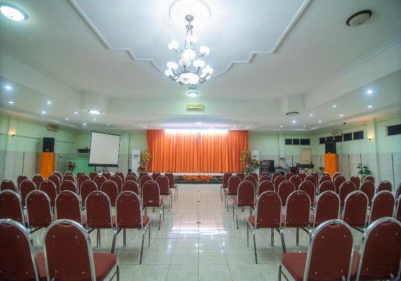 Collection O 1401 Hotel Mayanearketapang Satu Beach