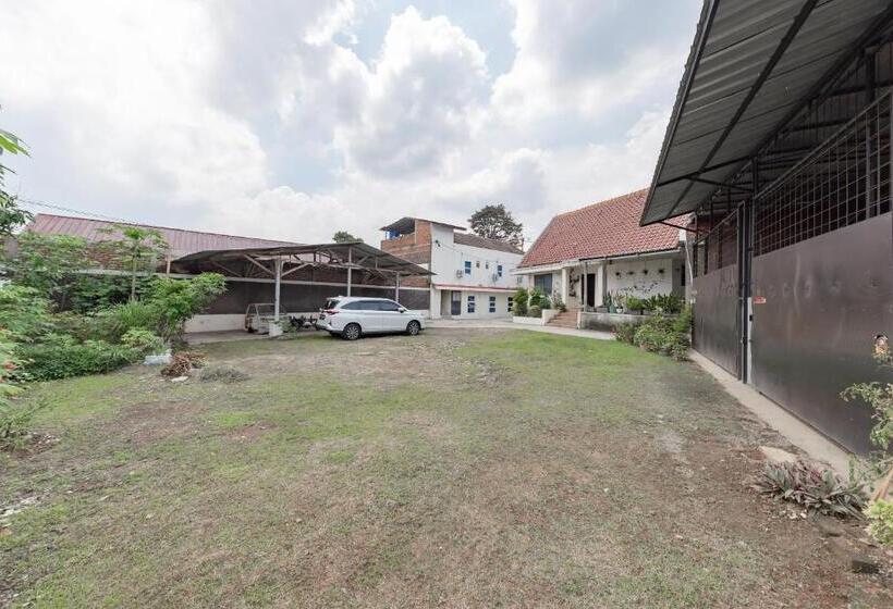 Отель Reddoorz Syariah At Sudirman Street Garut