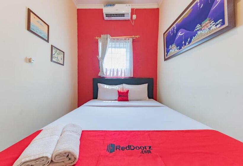 Отель Reddoorz Syariah At Sudirman Street Garut