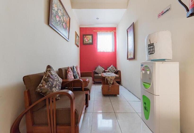 Отель Reddoorz Syariah At Sudirman Street Garut